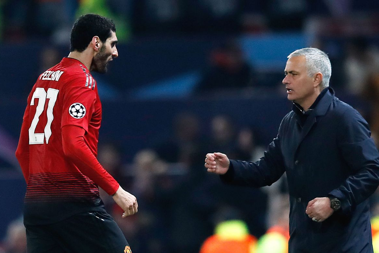 Jose Mourinho berpelukan dengan Marouane Fellaini untuk merayakan gol Manchester United dalam laga kontra Young Boys pada babak penyisihan Grup H Liga Champions di Stadion Old Trafford, Manchester (27/11/2018)