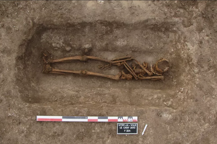 Salah satu kuburan di Prancis yang dibuka kembali pada awal Abad Pertengahan. Barang-barang telah diambil dan arkeolog mencoba mencari tahu alasannya