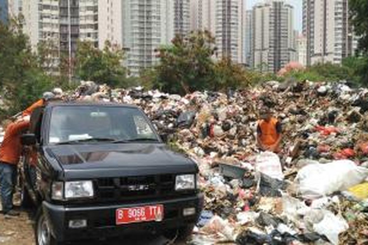 Mobil pengangkut sampah membuang sampah yang berasal dari Jalan Gatot Subroto di TPS Menteng Atas, Setiabudi, Jakarta Selatan, Kamis (5/11/2015).