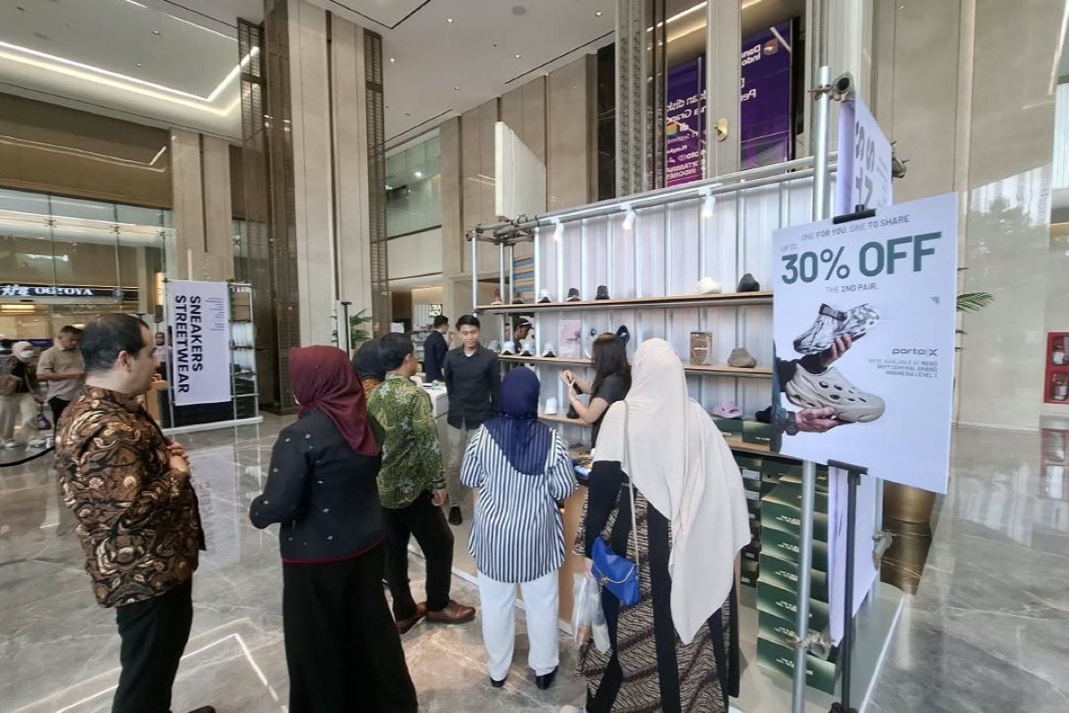 Pengunjung salah satu booth di LOKAMOV x BSI 2026 sedang mencari tahu tentang promo dan juga produk yang dipajang saat itu. 