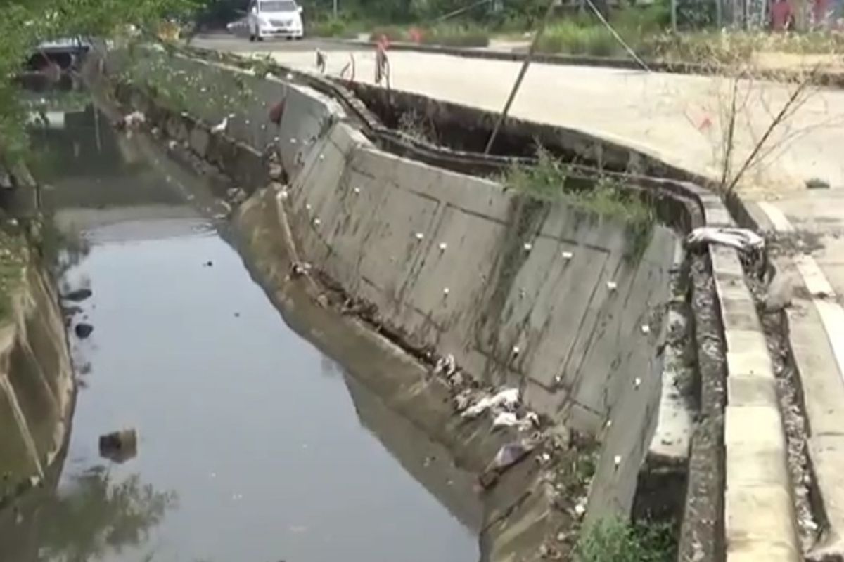 Turap sepanjang 150 meter di aliran kali Jalan Pulo Nangka, Kayu Putih, Pulogadung, Jakarta Timur, longsor.