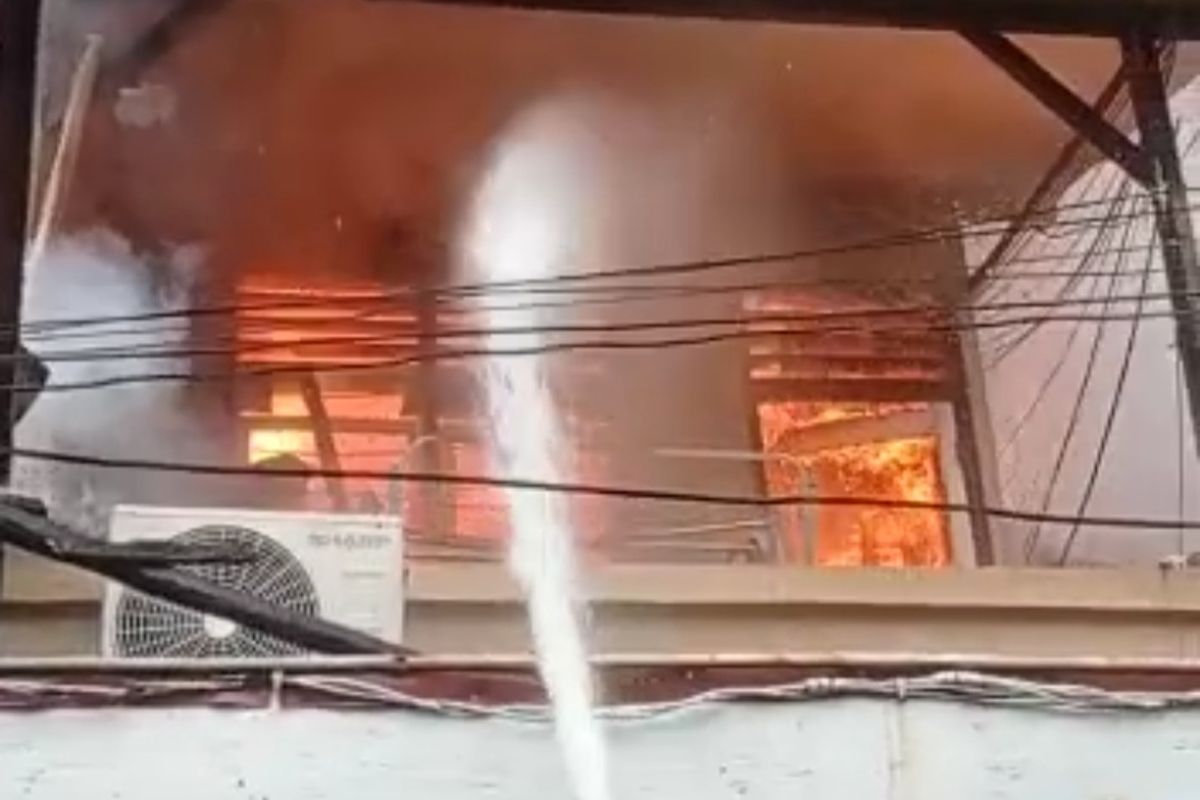 Kebakaran melanda permukiman pada penduduk di Jalan Batu Ceper, Kelurahan Kebon Kelapa, Kecamatan Gambir, Jakarta Pusat, pada Minggu (24/4/2022) pagi. Setidaknya 30 rumah warga terbakar dalam insiden itu. 