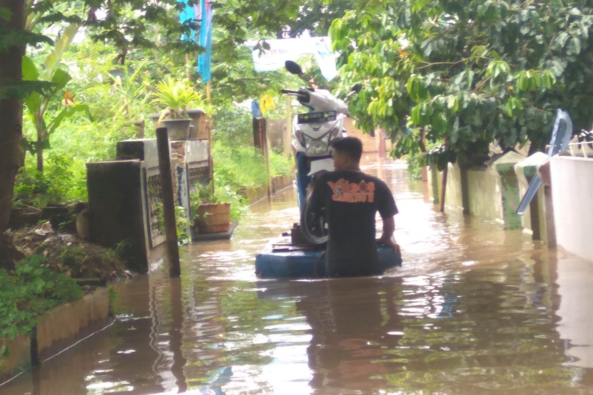 Banjir  di Jalan Arus, Cawang, Jakarta Timur, akibat luapan sungai Ciliwung, Senin (5/2/2018)