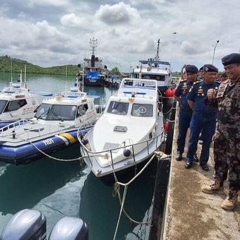 KKP melalui PSDKP, TNI AL, Polairud, Bakamla, Ditjen Bea dan Cukai, KPLP dan Badan Karantina Ikan melakukan operasi gabungan dalam pengawasan dan penindakan penyelundupan BBL melalui jalur laut Indonesia, khususnya Batam, Kepulauan Riau. Bahkan dari penyelundupan BBL ini, diduga telah menghilangkan potensi PNBP sampai Rp 30 triliun.