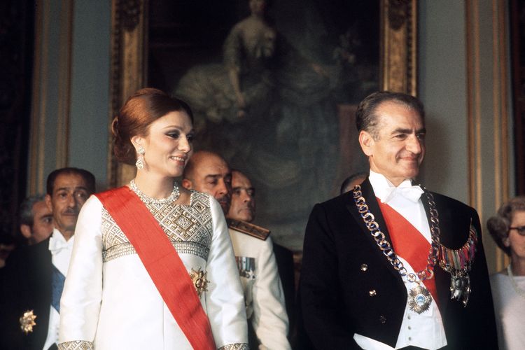 Raja Iran Shah Mohammad Reza Pahlavi (kanan) dan Ratu Iran Farah Diba Pahlavi (kiri) saat menghadiri gala dinner dalam kunjungannya ke Istana Versailles di Perancis, 24 Juni 1974.