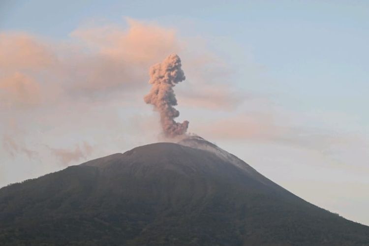 Gunung Ile Lewotolok Meletus Lagi Disertai Gemuruh, Abu Tebal Mengarah ke Barat