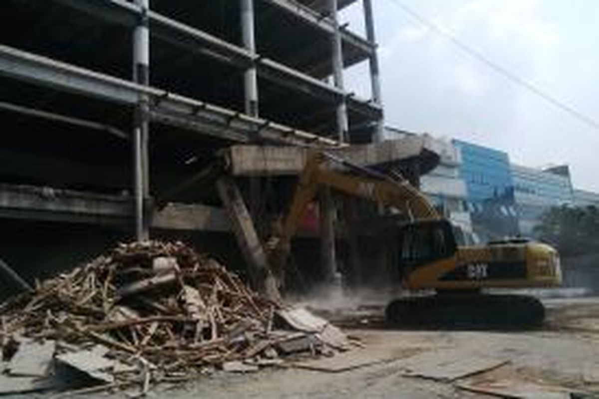 Tak memiliki Izin Mendirikan Bangunan, lobi bangunan sebuah show room mobil di Jalan Iskandar Muda, Kebayoran Lama, Jakarta Selatan, dibongkar pada Rabu (17/6/2015).