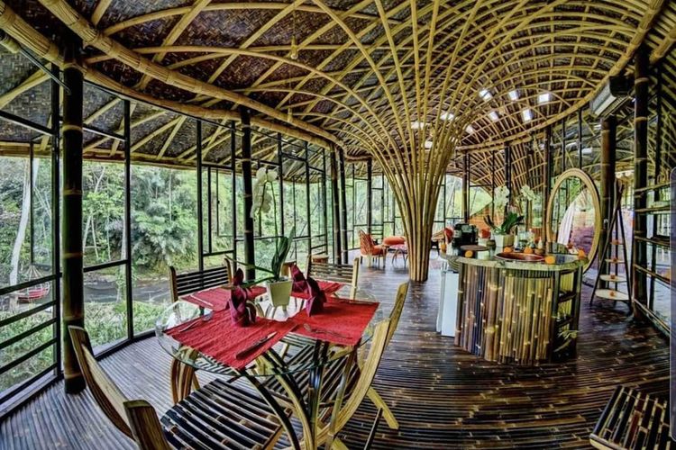 Perpaduan bahan bambu dengan kaca untuk desain rumah peristirahatan yang nyaman dan aman. 
