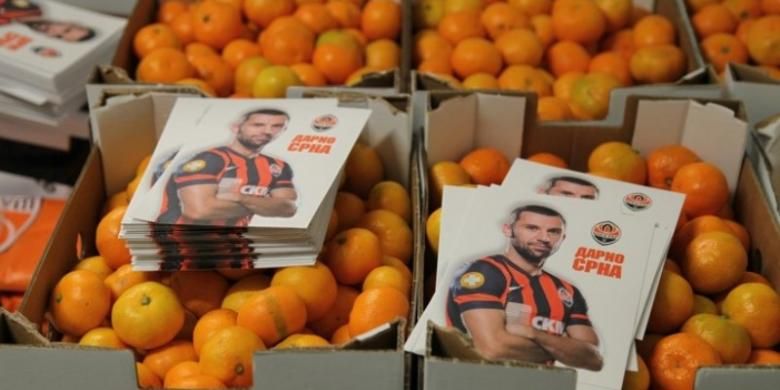 Gelandang Shaktar Donetsk asal Kroasia, Darijo Srna, membeli 20 ton jeruk untuk diiberikan kepada anak-anak di Ukraina. 