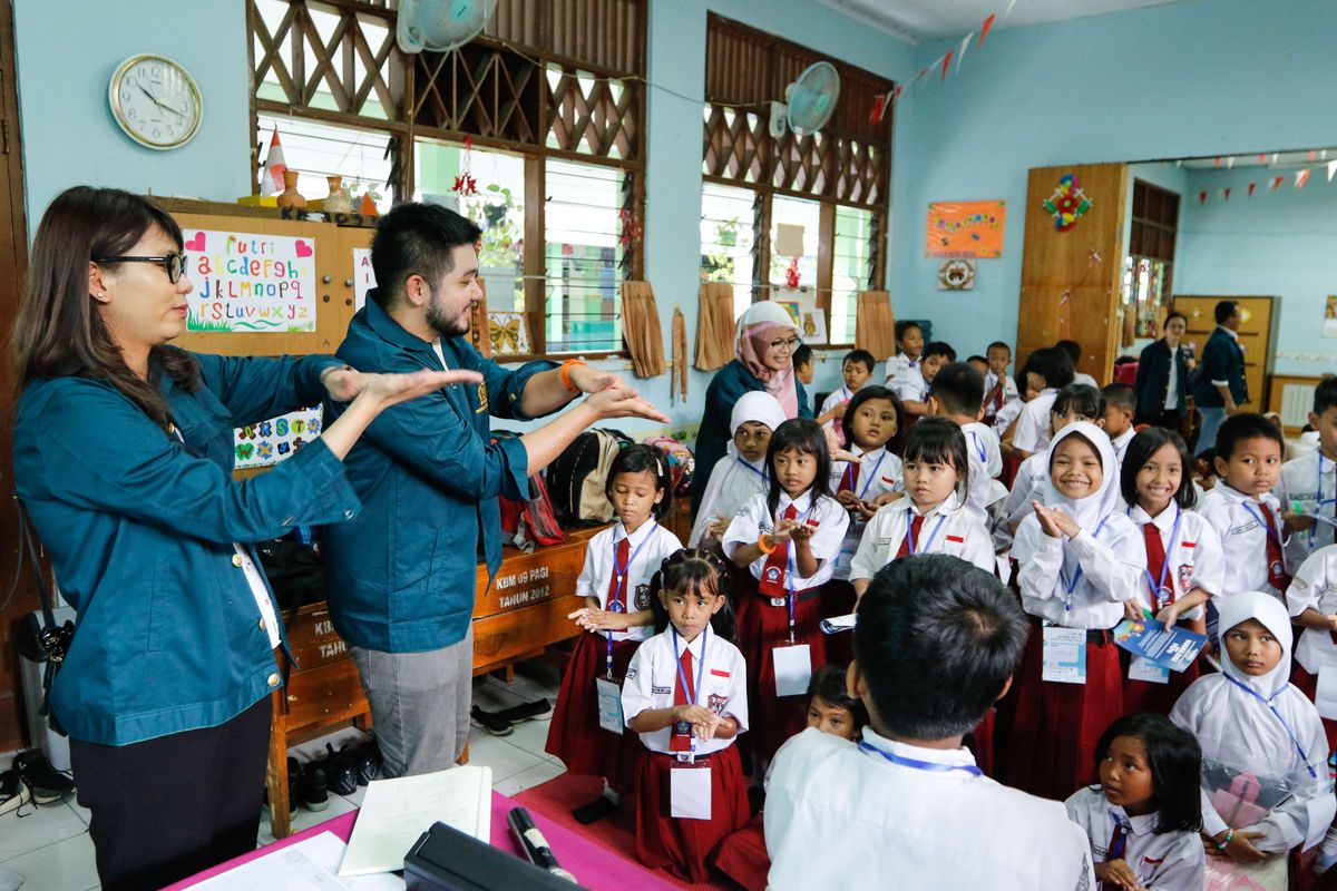 Siswa SD Negeri Kebon Manggis 08 Pagi mengikuti sosialisasi cara mencuci tangan yang diinisiasi BLEMBA 25 mahasiswa pascasarjana Institut Teknologi Bandung dan Sinergi Foundation, Sabtu (7/3/3020). Selain sosialisasi kesehatan dan sanitasi, termasuk cara mencuci tangan dan menyikat gigi yang benar serta pemilahan sampah, juga menggelar kelas inspirasi yang memberi motivasi dan sejumlah pelatihan bagi guru dan murid.