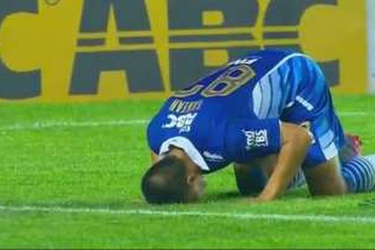 Pemain Persib Bandung, Tantan, melakukan sujud syukur usai membobol gawang Bali United pada laga semifinal Piala Bhayangkara 2016 di Stadion Si Jalak Harupat, Kab. Bandung, Rabu (30/3/2016).