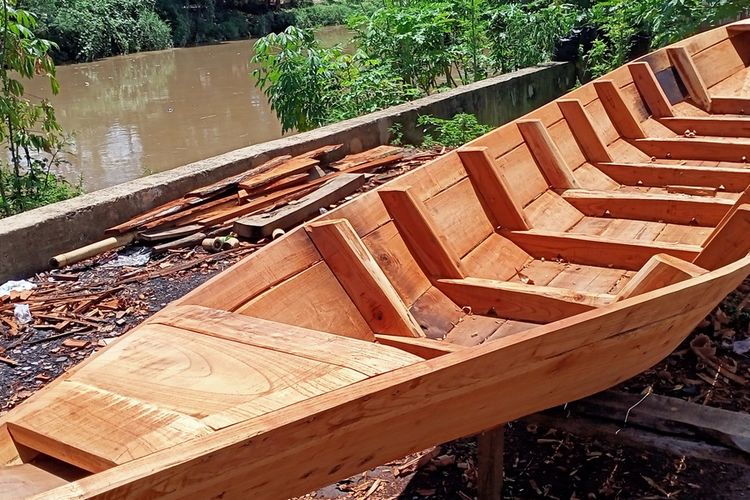 Abah Karun (66) seorang pengrajin perahu tongkang asal Kecamatan Baleendah, Kabupaten Bandung, Jawa Barat, yang hingga kini masih bertahan membuat perahu. Perahu buatan Abah Karun sangat bermanfaat bagi warga yang kerap terkena dampak banjir Bandung Selatan.