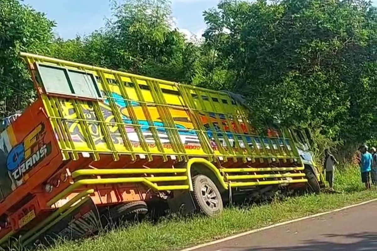 3 Tewas dalam Insiden Truk Terbalik di Flores Timur, Sopir Ditahan