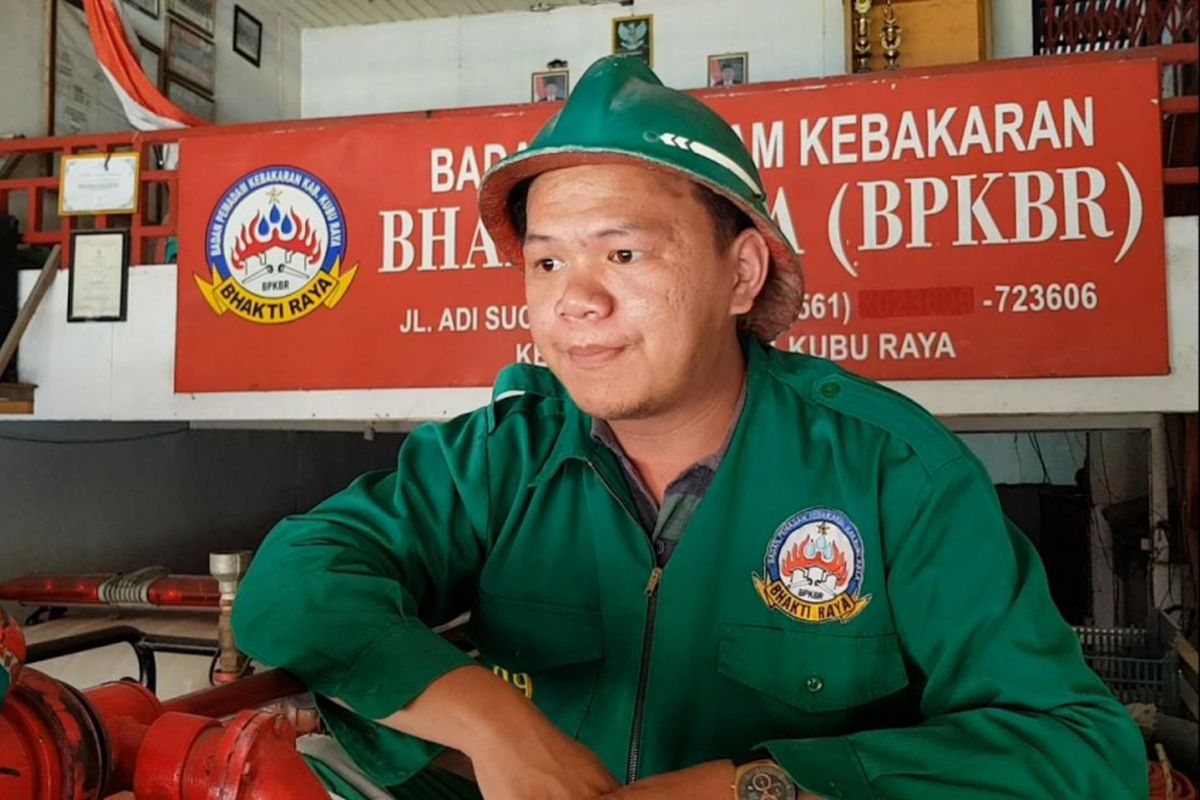 Stenly Carles, petugas Badan Pemadam Kebakaran Bhakti Raya, Kubu Raya, Kalimantan Barat