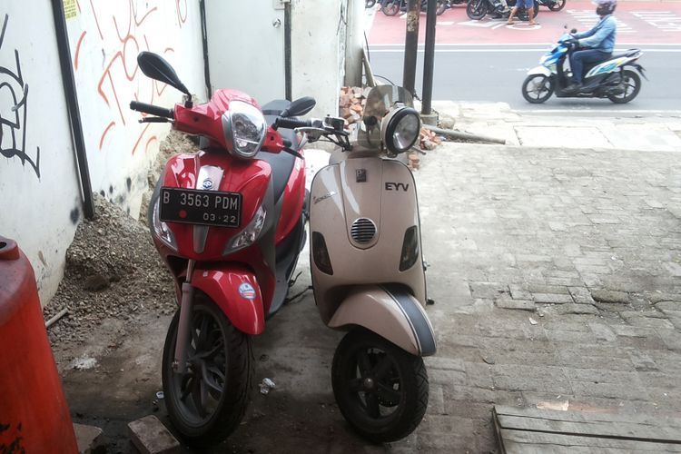 Salah satu Piaggio Medley (kanan, merah) yang sedang diservis di bengkel resmi Piaggio Depok, Kamis (25/1/2018). Tampak Medley memiliki ukuran ban yang lebih besar dibanding Vespa yang ada di sebelahnya.