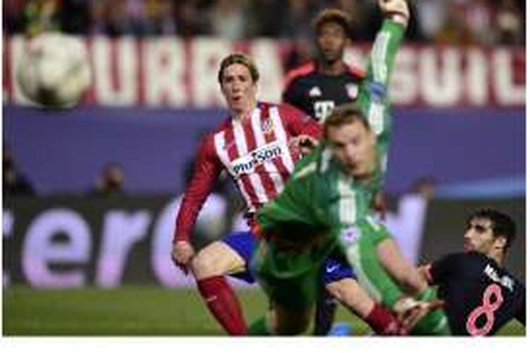 Striker Atletico Madrid, Fernando Torres (kiri), melihat bola tendangannya yang tak mampu dijangkau kiper Bayern Muenchen, Manuel Neuer, pada leg pertama semifinal Liga Champions di Stadion Vicente Calderon, Rabu (27/4/2016).