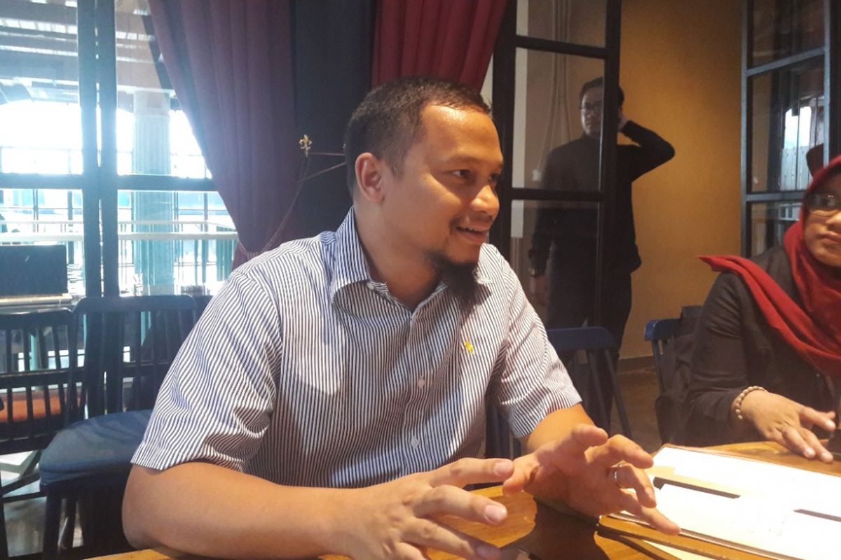 Politikus Partai Amanat Nasional Hanafi Rais saat berbincang dengan wartawan di Senopati, Jakarta, Rabu (7/3/2018)