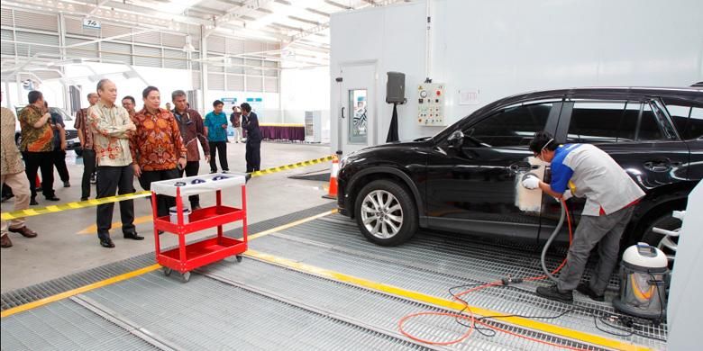 Bengkel bodi dan cat di dealer Mazda Tangerang.