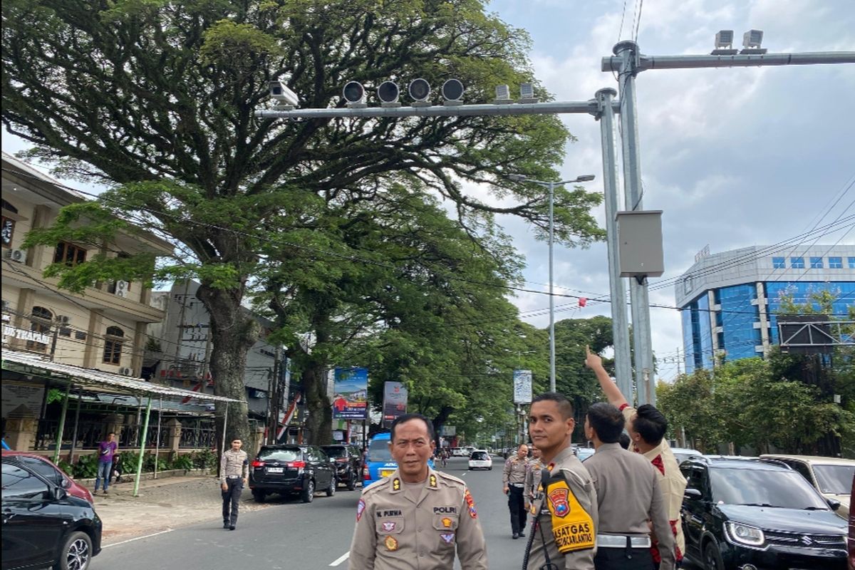 Kasat Lantas Polresta Malang Kota, Kompol Aristianto Budi Sutrisno saat meninjau ETLE statis di Jalan Ahmad Yani atau Simpang Tiga Masjid Sabilillah, Kota Malang, Jawa Timur.