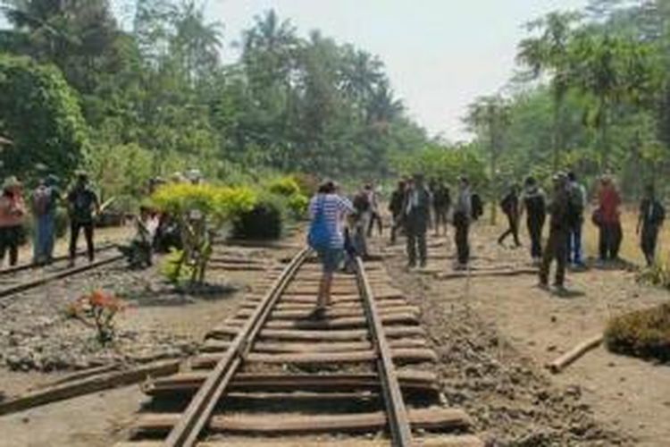 Komunitas Kota Toea sedang napak tilas jalur rel dari Stasiun Bedono, Kabupaten Semarang hingga Stasiun Candi Umbul, Grabag, Kabupaten Magelang, dengan nama Djeladjah Djaloer Spoor #3 Stasioen Bedono-Stasioen Tjandi Oemboel, Minggu (28/9/2014). 
