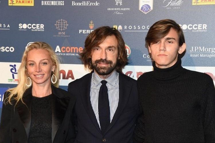 Valentina Baldini (kiri), Andrea Pirlo (tengah) dan Nicolo Pirlo (kanan) saat menghadairi 'Oscar Del Calcio AIC' Italian Football Awards pada 3 Desember 2018.