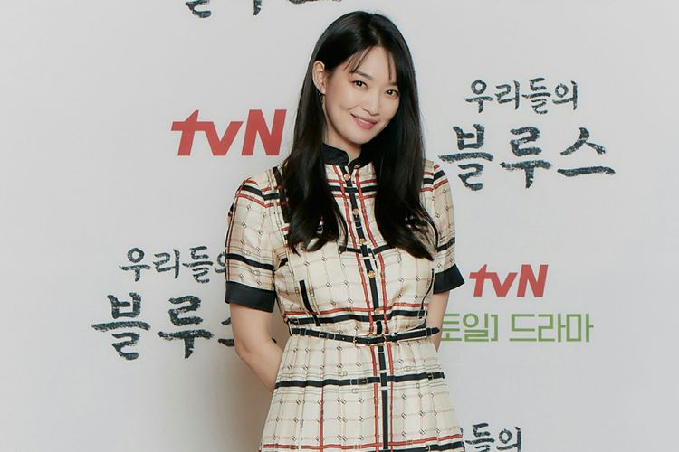 Aktris Shin Min Ah setelah konferensi pers virtual drama Korea Our Blues, Kamis (7/4/2022). 