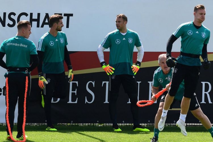 Para kiper Jerman, Marc-Andre ter Stegen, Kevin Trapp, Manuel Neuer, dan Bernd Leno menjalani sesi latihan di Rungghof training center, Bolzano, Italia pada 28 Mei 2018.

