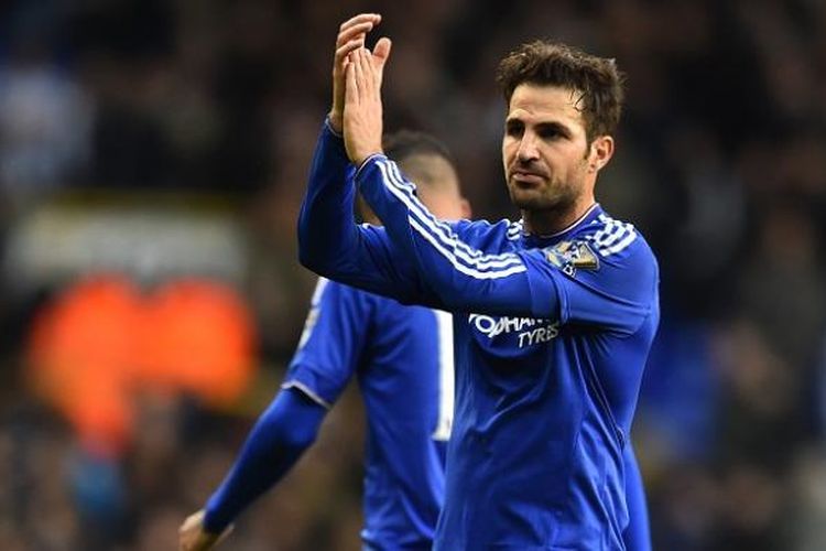 Fabregas memberikan tepuk tangan kepada para suporter usai laga Premier League kontra Tottenham Hotspur di White Hart Lane, 29 November 2015.