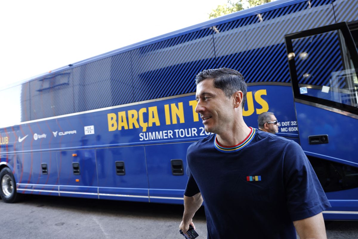 Barcelona vs Juventus: striker Barcelona Robert Lewandowski tiba bersama timnya untuk pertandingan melawan Juventus pada pertandingan persahabatan internasional 2022 di Cotton Bowl pada 26 Juli 2022 di Dallas, Texas. Barcelona menutup babak pertama dengan keunggulan 2-1 berkat dua gol cantik Ousmane Dembele.