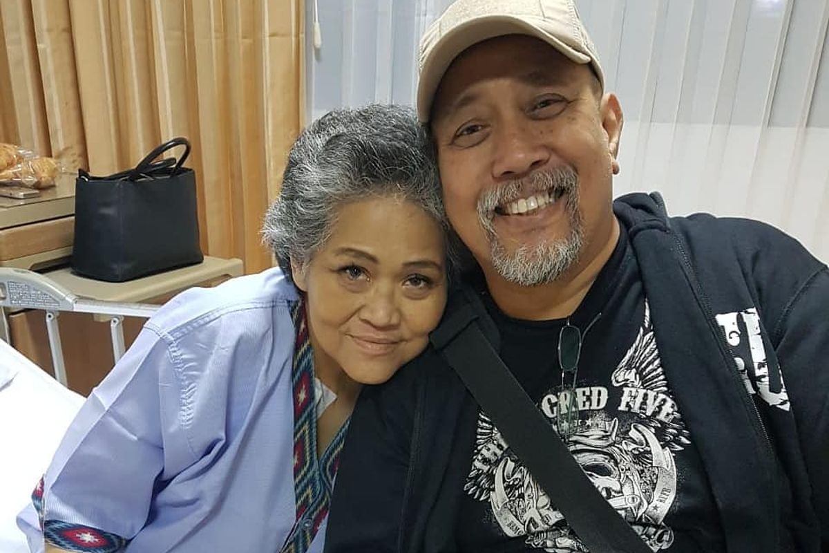 Artis komedi Indro Warkop dan istrinya Nita Octobijanthy.