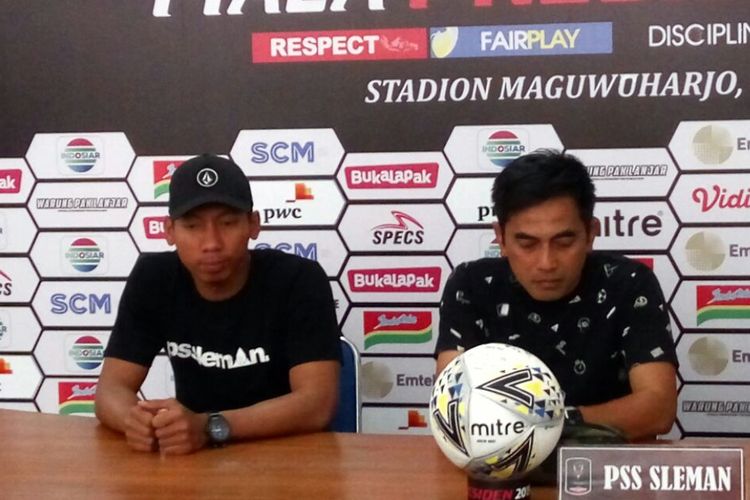 Pelatih PSS Sleman Seto Nurdiyantara dan Ega Rizky dalam jumpa pers di Stadion Maguwoharjo Sleman, Kamis (14/03/2019)