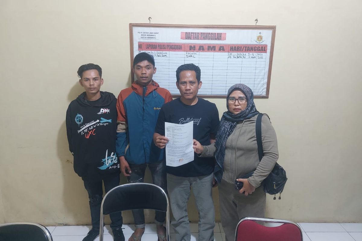 Pengelola kapal bersama dua ABK asal Garut dan keluarganya saat sepakat berdamai usai dimediasi pihak kepolisian di Mapolsek Indramayu, Minggu (8/3/2026)