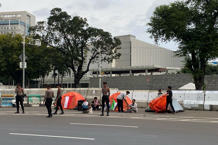 Demo Bela Palestina, Massa Dirikan Tenda di Depan Kedubes AS