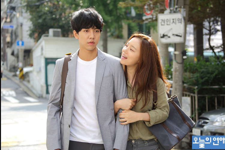 Film Love Forecast (2015) yang dibintangi Lee Seung Gi dan Moon Chae Won.