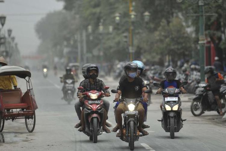 Sektor Pariwisata Lumpuh - Pengendara melewati Jalan Malioboro Yogyakarta yang diselimuti abu vulkanik letusan Gunung Kelud Jawa Timur, Sabtu (15/2). . Letusan Gunung Kelud mengakibatkan lumpuhnya sektor pariwisata di berbagai daerah di Indonesia.

Kompas/Wawan H Prabowo
