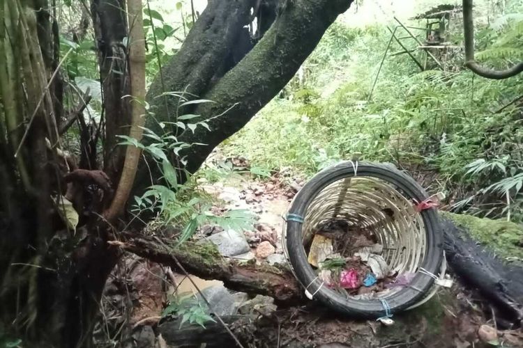 Memperingati Hari bumi, 22 April 2022, JPIC OFM Flores Barat menganyam Capat sampah untuk menangkap sampah plastik di Sungai didekat Pagal, Kabupaten Manggarai, NTT, Jumat, (22/4/2022). (KOMPAS.com/DOK JPIC OFM FLORES BARAT-PATER JOHNY DOHUT,OFM)