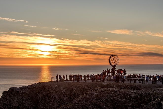 Midnight Sun Hadiah Dari Alam Di Musim Panas Negara Skandinavia