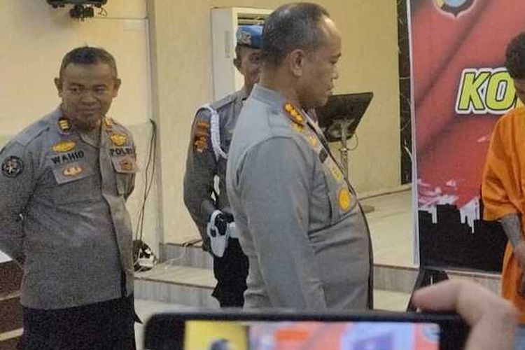 Kapolrestabes Makassar Kombes Pol Mokhamad Ngajib saat menginterogasi para tersangka yang melakukan aksi anarkis saat mengantar jenazah, di Aula Mapolrestabes Makassar, Kota Makassar, Sulsel, pada Selasa (19/3/2024).