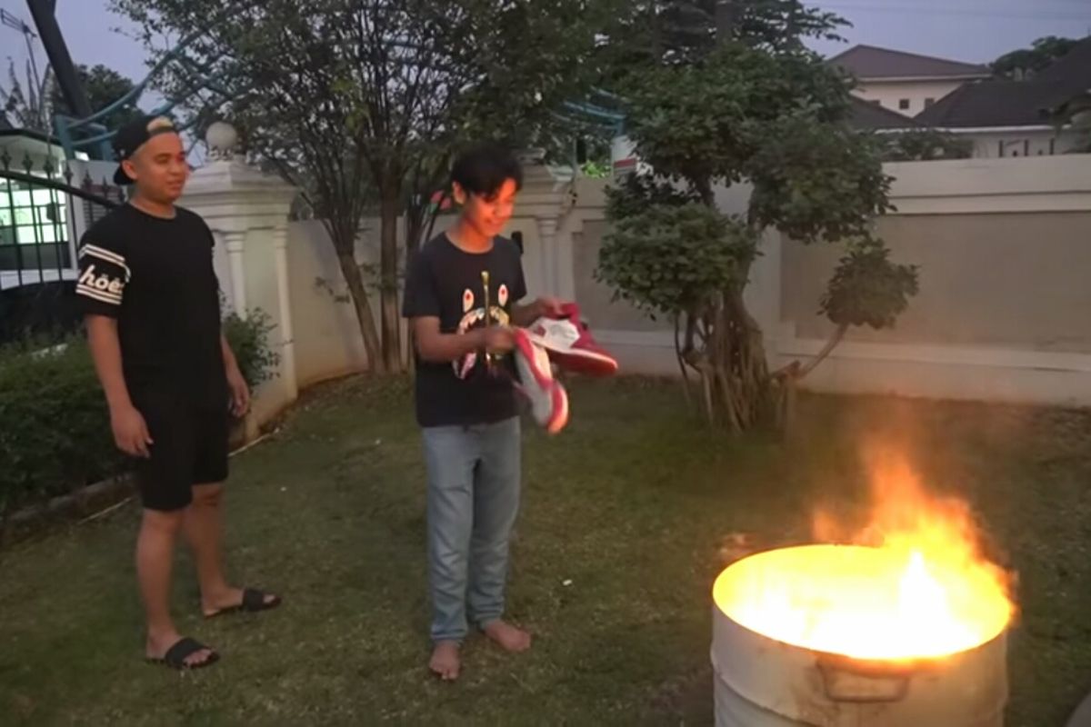 Tangkapan kanal YouTube pribadi Nino Kuya. Billy Syhaputra dan Nino membakar sepatu milik Uya Kuya. 