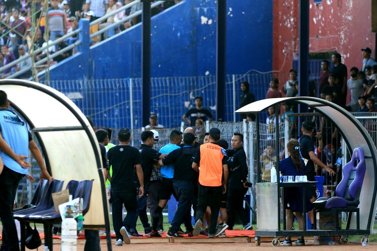 Wasit Yudi Nurcahya dibawa masuk ke ruang ganti di tengah-tengah laga pekan ke-23 Liga 1 2023-2024 antara Persik vs PSM di Stadion Brawijaya, Kediri, Senin (23/12/2023). Laga Persik vs PSM memunculkan momen yang memicu perdebatan yakni saat sundulan Yuran Fernandes ditepis kiper Persik di garis gawang.