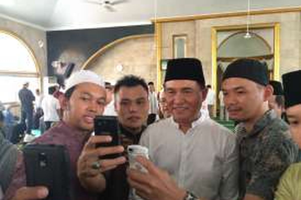 Bakal calon gubernur DKI Jakarta, Yusril Ihza Mahendra di Masjid Al Isra, Tanjung Duren, Jakarta Barat, Jumat (5/8/2016).