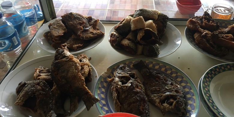 Aneka ikan yang biasa dipadukan dengan sambal pecak khas Betawi, di Kota Bekasi, Jawa Barat, Kamis (4/1/2018). 