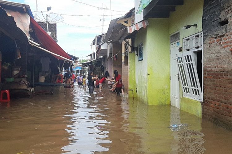 Kondisi banjir di Kelurahan Sampangan Kota Pekalongan Jawa Tengah akibat luapan Sungai Loji.