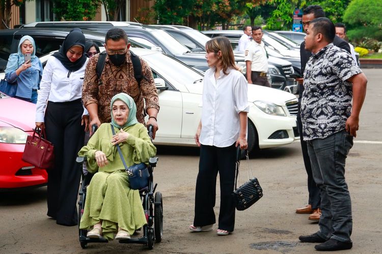 Keluarga Ferry Irawan saat menghadiri sidang perdana dengan Venna Melinda di Pengadilan Agama Jakarta Selatan pada Kamis (16/2/2023).