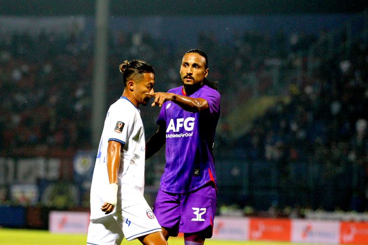 Pemain Persik Kediri Rohit Chand menjaga pemain Arema FC Dendi Santoso saat pertandingan kedua babak penyisihan Grup D Piala Presiden 2022 yang berakhir dengan skor 0-1 di Stadion Kanjuruhan Kepanjen, Kabupaten Malang, Rabu (15/6/2022) malam.