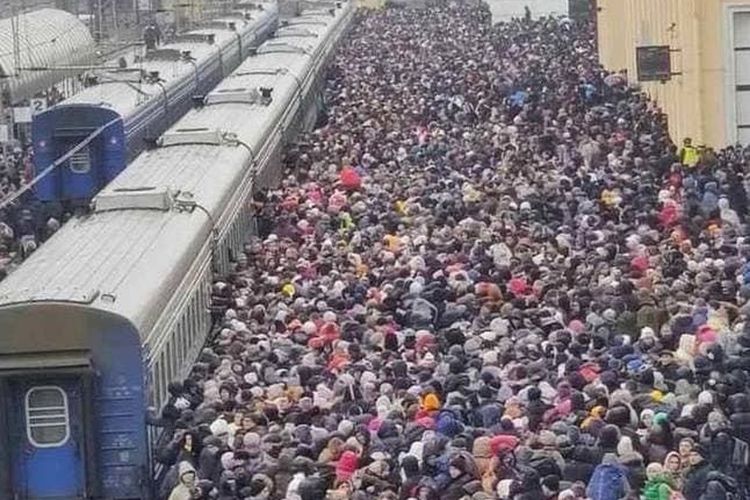 Kerumunan besar terlihat berkumpul memenuhi stasiun kereta api Kharkiv di Ukraina ketika ribuan orang berusaha meninggalkan kota yang dikepung pada Senin (7/3/2022). 
