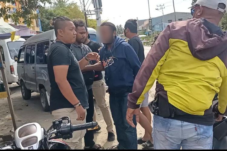 Pelaku pencurian uang tunai 22 juta berinisial SHS (41), saat dibekuk Timsus Cyclop Polres Jayapura di Kafe Ungu Hawai, Distrik Sentani, Kabupaten Jayapura, Papua, Selasa (29/03/2022).