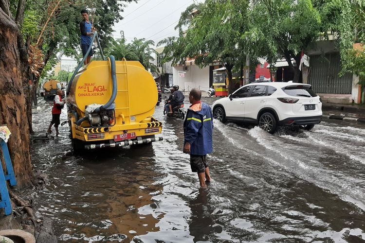 Petugas DPU Kota Semarang menangani banjir di Jalan. Mt Haryono Semarang dengan memompa aliran air yang tersumbat, Kamis (20/2/2020)