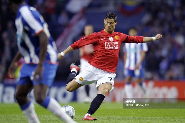 Cristiano Ronaldo saat masih berseragam Manchester United pada laga perempat final Liga Champions melawan FC Porto musim 2008-2009.
