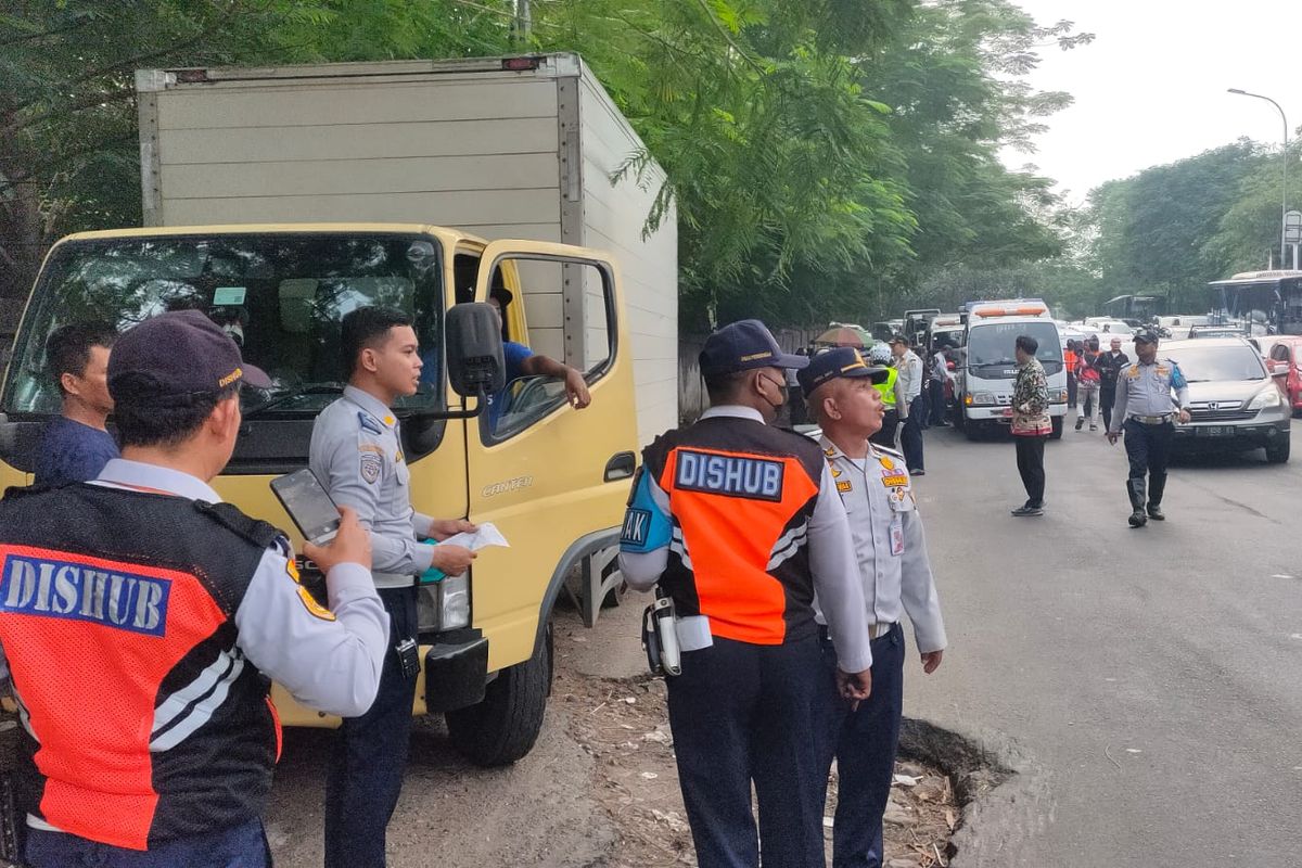 Sebanyak 23 kendaraan roda empat terjaring razia parkir liar yang berlangsung di kawasan Cibubur, Ciracas, Jakarta Timur, Kamis (3/8/2023).